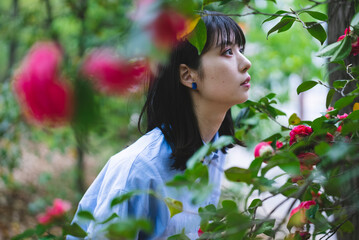 Naklejka premium 街の公園にいる女性