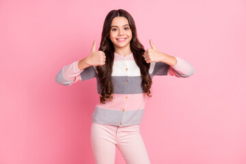 Obraz na płótnie Canvas Photo of young charming happy cheerful smiling girl showing thumb-up agree approve isolated on pink color background