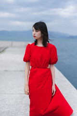 Fototapeta premium 海岸にいる女性