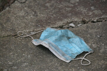Corona - Covid19 - medizinische Maske im Dreck - Maskenpflicht