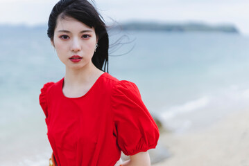 海岸にいる女性