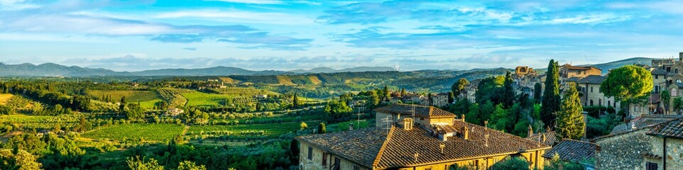 Fototapeta na wymiar Von San Gimignano in die Toskana