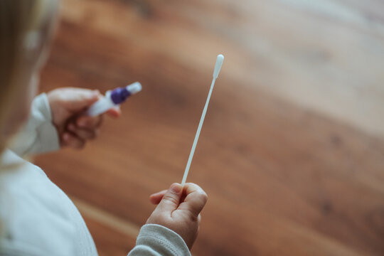 Kinderh&auml;nde mit Corona Antigen Selbsttest