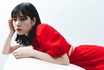 赤いワンピースの女性