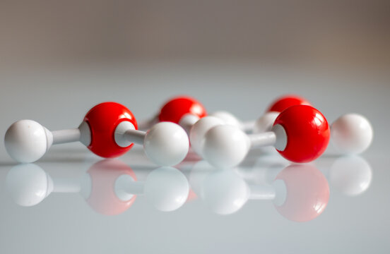 Close-up water molecules with reflection © CrisMc