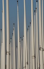 Fahnenmasten ohne Fahnen vor dem Messegelände in Berlin