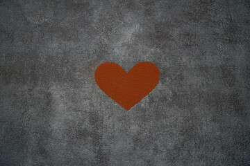 Obraz premium Heart shape made of grinded coffee or cocoa powder on concrete background