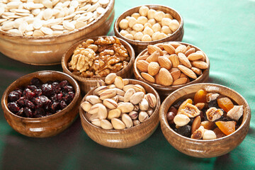 mixed nuts and dried fruits