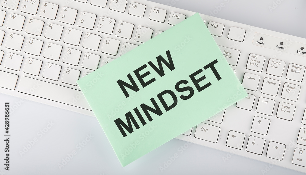 Aufkleber text new mindset on envelope on keyboard on the white background