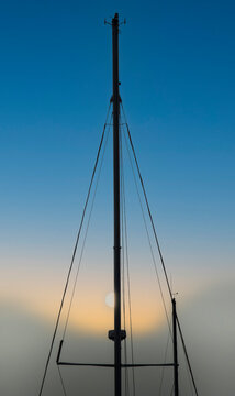 Silueta del mastil de un barco en el atardecer del puerto de M&aacute;laga