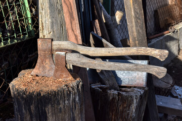 Axt, Hacke, Hackstock, Holz, Klinge, scharf, Stumpf, Holzgriff, Eisen, Rost, rostig, Äxte, alt,...
