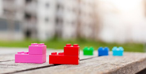 Gestapelte Gruppe von Spielzeug Bausteine in bunten Farben. Konzept Politische Parteien. 
Stacked...
