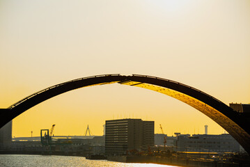 春の夕陽をうけ黄金色に輝く安治川水門