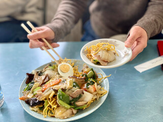 かた焼きそばを取り分ける手