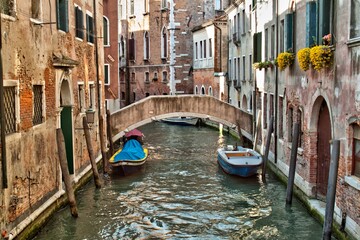 Fototapeta na wymiar canal in Venice typical 
