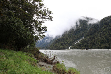 Haast River - Roaring Billy Wasserfall / Haast River - Roaring Billy Waterfall /