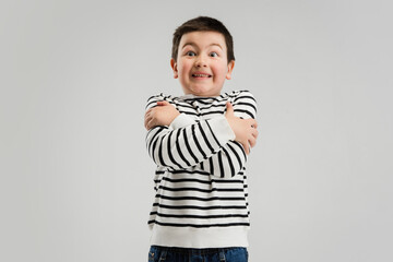 Naklejka premium Caucasian boy isolated on white studio background. Copyspace. Childhood, education, emotions concept