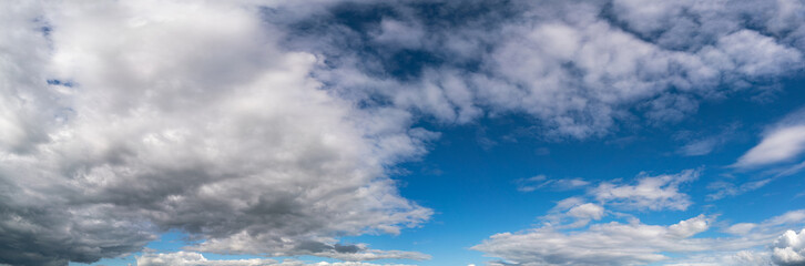 Obraz premium Panorama of cloudy day sky, natural background