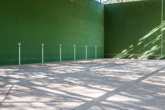 Sports facility to play fronton and paddle tennis.