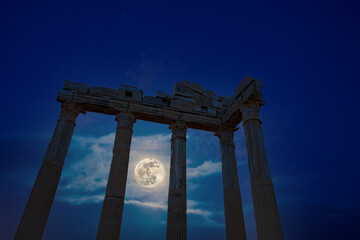Architectural columns from the times of ancient greece. Ruins against the background of the night...