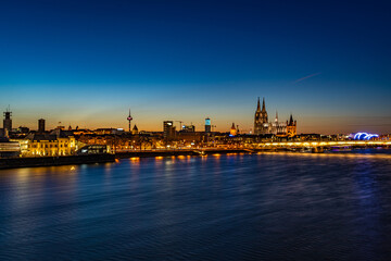 Obraz premium Kölner Skyline zum Sonnenuntergang
