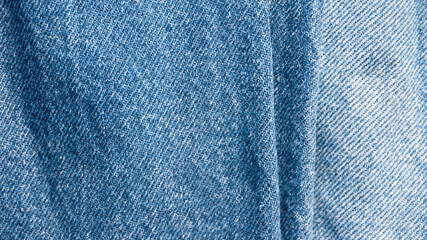 Costuras y detalles de pantalón denim azul