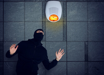 Thief with balaclava was spotted trying to steal in a apartment from the security alarm system....