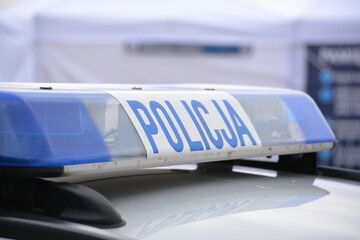 Znak policja na radiowozie polskiej policji.  - obrazy, fototapety, plakaty