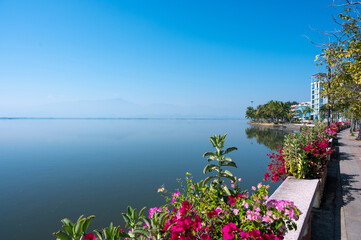 Beautiful lake of Phayao with blue sky at Phayao, Thailand. (Publie Domain.)