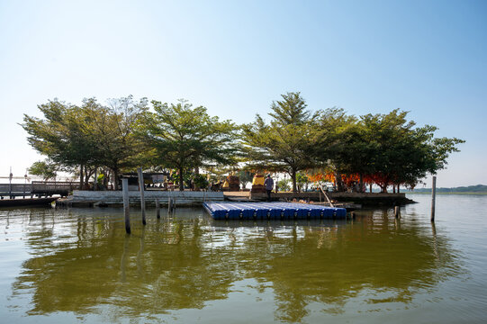 Phayao, Thailand - December 13, 2020 : Tilok Aram Temple on lake of Phayao with blue sky at Phayao, Thailand. (Publie Domain.)