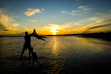 Fototapeta premium vacaciones. atardecer. contraluz. ñandubaysal. rio. matrimonio. propuesta