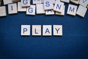 Holzbuchstaben auf Tafel, Play

