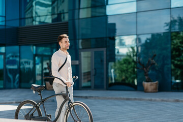 Naklejka premium Office worker, active and healthy lifestyle in urban