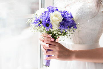 bride holding bouquet of flowers