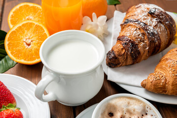 Colazione con latte, croissant e frutta fresca 