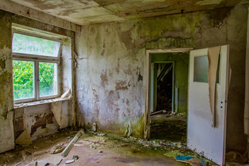 Fototapeta na wymiar Verlassene Wohnung in einem ehemaligen DDR Betrieb im Erzgebirge