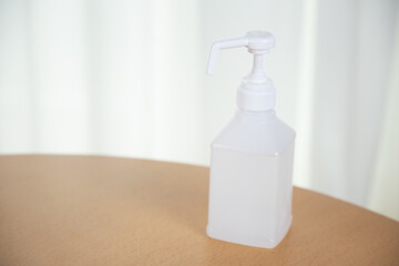 机に置かれたアルコールのボトル