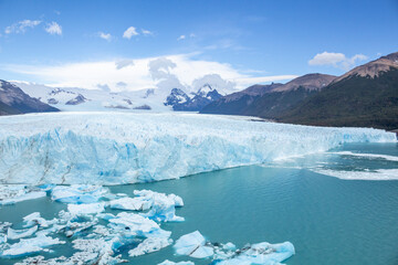Fototapeta na wymiar glacier with lake and mountains
