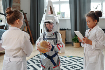 Children playing astronauts at home © pressmaster