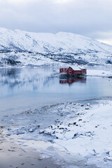 Fischerhütte an einem See in Norwegen