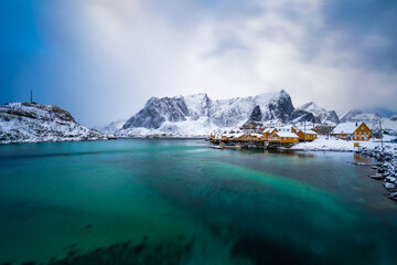 Fischerdorf an einem Fjord in Hamnoy, Lofoten, Norwegen