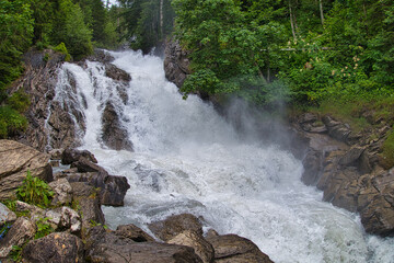 gebirgsbach,wasserfall in den schweizer alpen