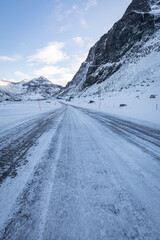 vereiste und schneebedeckte Straße im Norden Norwegens