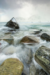 Langzeitbelichtung vom Flakstad Strand auf den Lofoten, Norwegen