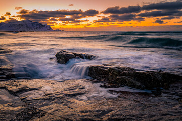 Langzeitbelichtung vom Flakstad Strand auf den Lofoten, Norwegen