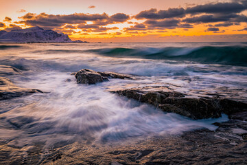 Langzeitbelichtung vom Flakstad Strand auf den Lofoten, Norwegen