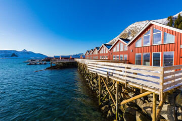 Fototapeta na wymiar Ferienhäuser auf den Lofoten, Norwegen