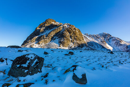Berg mit Eis und Schnee in Lofoten, Norwegen