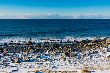 schneebedeckter Strand auf den Lofoten, Norwegen