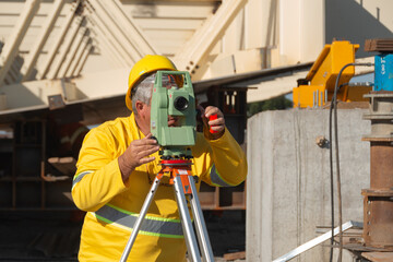 Operário com nível ótico em obra civil, Curitiba, Paraná Brasil 